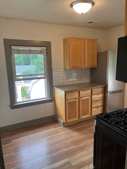 Building Photo - 7204 Elmwood Ave