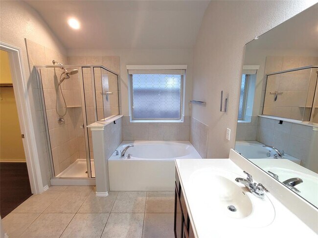 Building Photo - 537 Peregrine Way