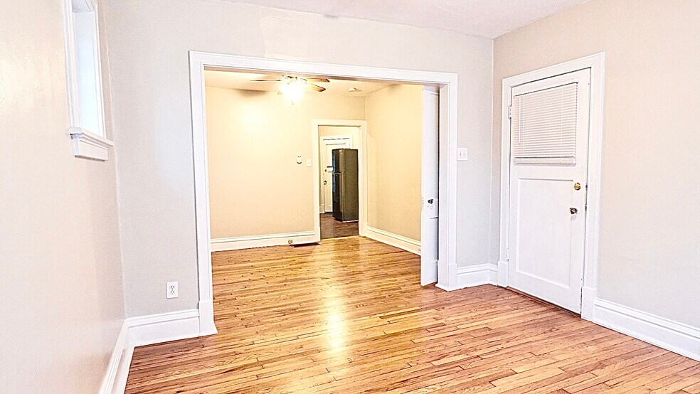 Building Photo - 4967 Lindenwood Ave