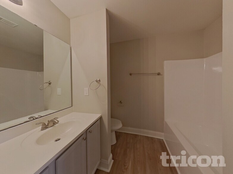 Building Photo - 821 Gore St