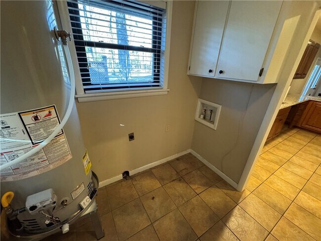 Building Photo - 718 E Debra Dr