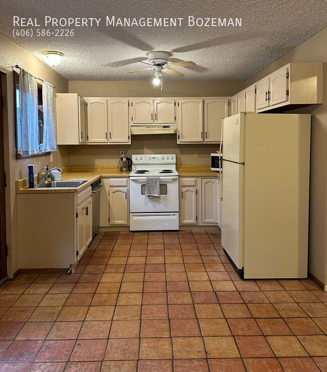 Building Photo - 128 S 15th-Apartment 14
