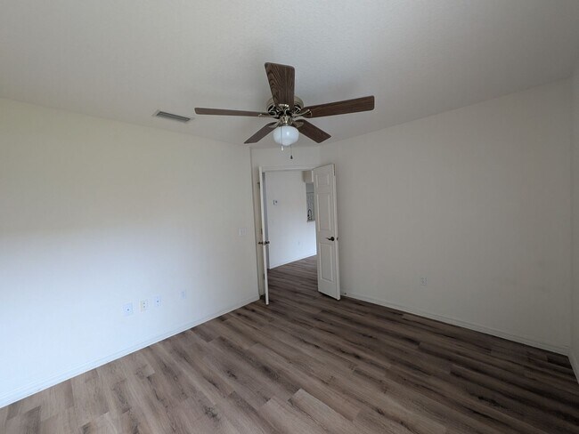 Building Photo - Lovely Oakwood Village Home
