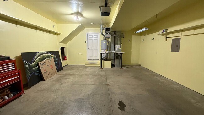 Building Photo - 3 Bed, 2 Bath Townhouse Between Elmore and...