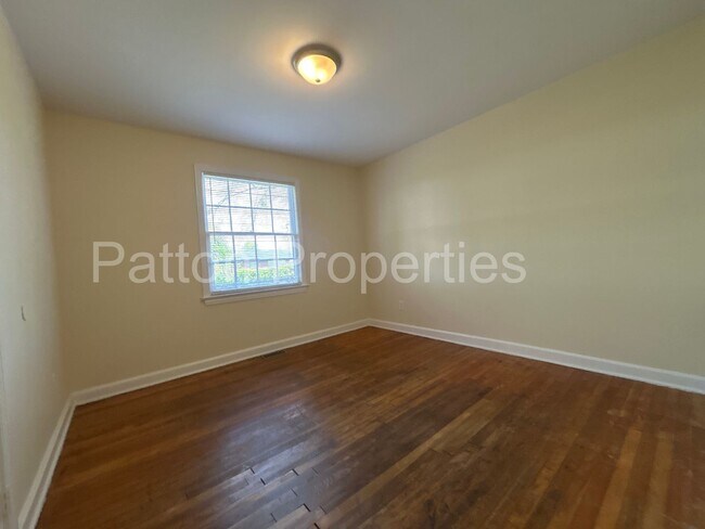 Building Photo - Corner of Plowden & South Kilbourne