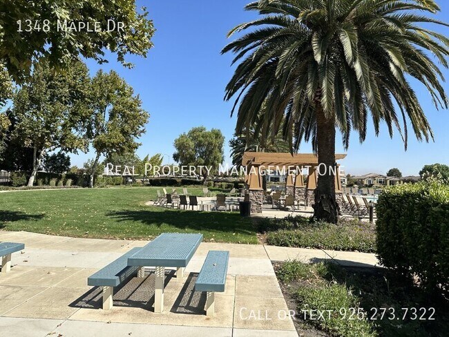 Building Photo - 1348 Maple Dr