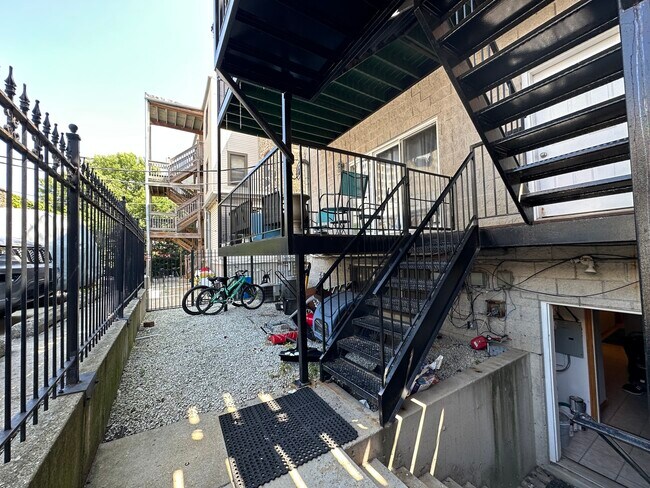 Building Photo - 4726 N Winthrop Ave