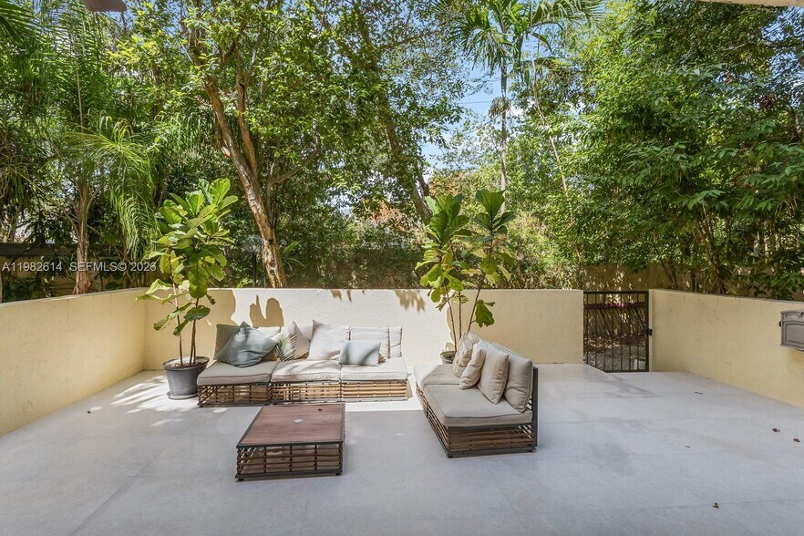 Building Photo - 2400 Brickell Ave