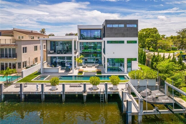 Building Photo - 1400 Bayview Dr