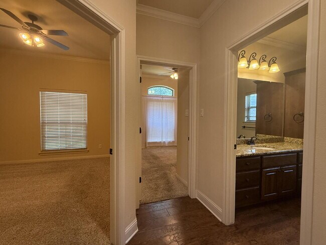 Building Photo - 9804 Houston Dr