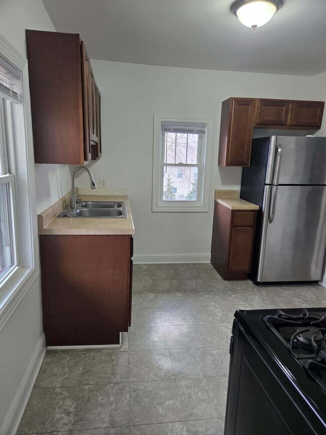 Building Photo - 417 N Main St