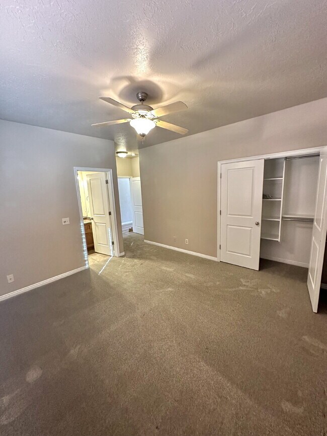 Building Photo - Well-maintained 3 bed/2 bath condo near Sk...