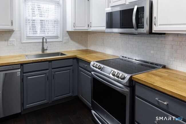 Building Photo - 465 Wolcott St