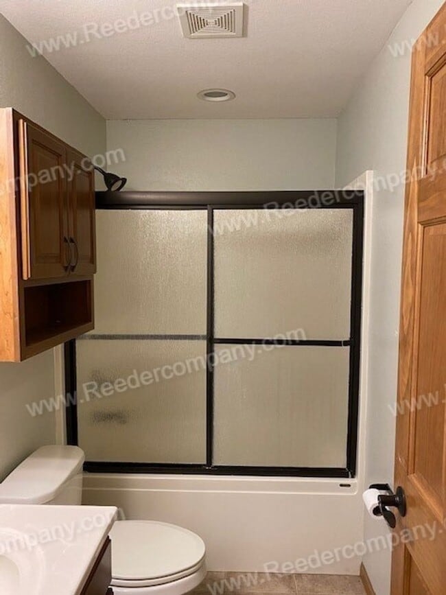Building Photo - Single level open concept duplex features ...