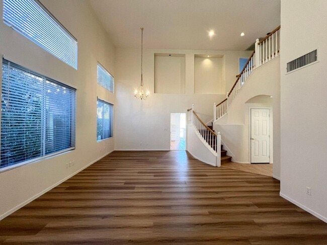 Building Photo - Beautiful two-story home with 5 bedrooms