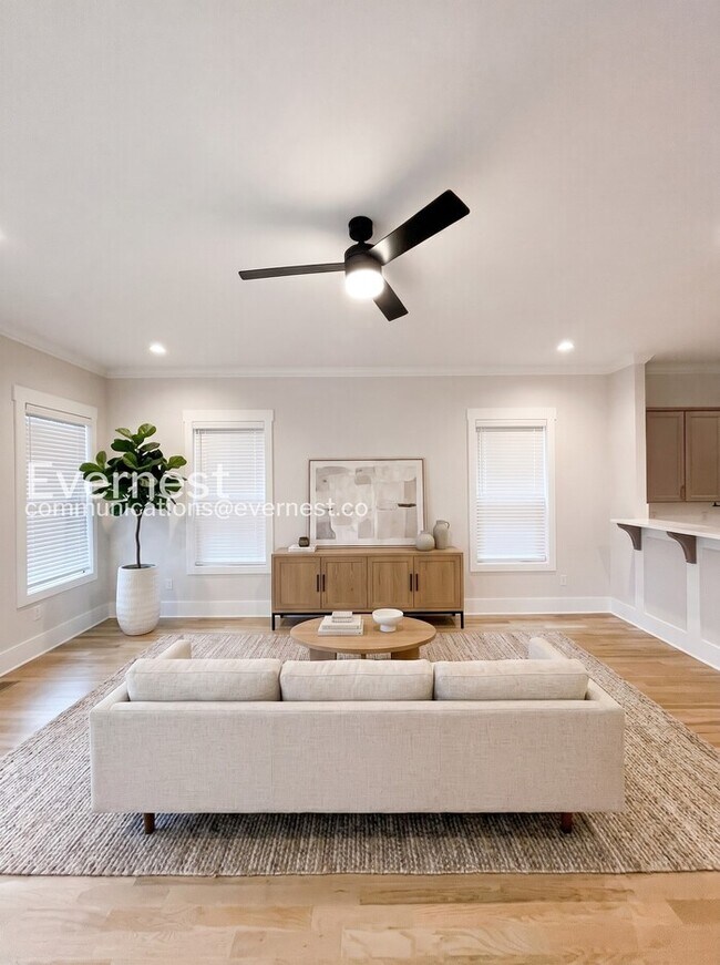 Building Photo - 4 Bed/2.5 Bath Town Home with Garage / Pet-Friendly / Available Now!