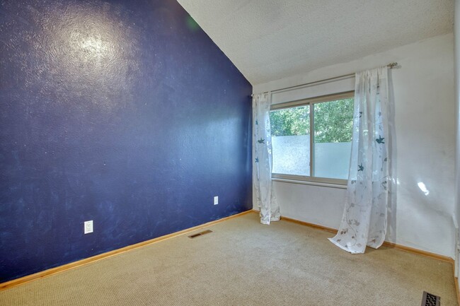 Building Photo - Charming 4 BD/1.5 BA Gunbarrel Home with G...