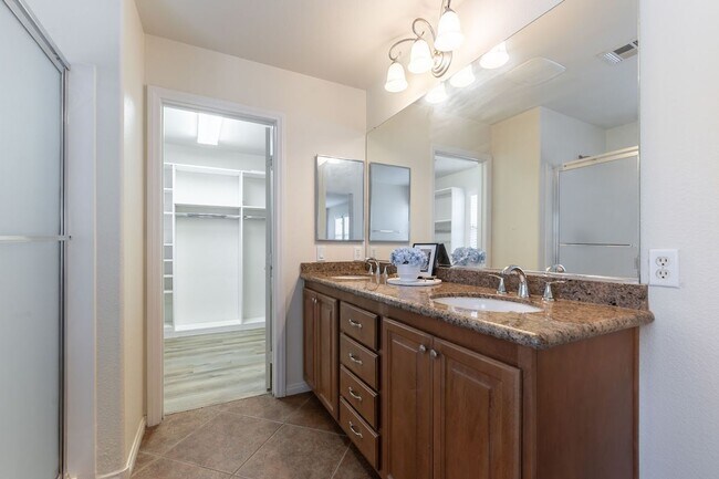 Building Photo - Summerlin West Resort Style Home