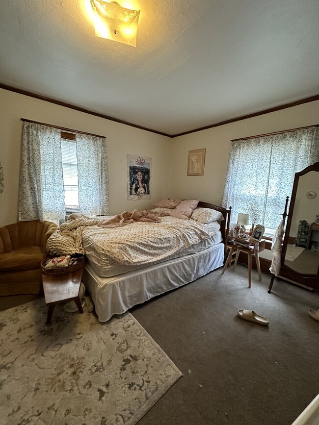 Building Photo - 6 bedroom 2 bath Duplex - available for June 1st close to UWEC!