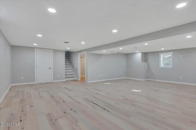 Building Photo - 257 W Circular St