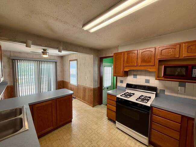Building Photo - 2 Bed / 1 Bath House with lots of Features...