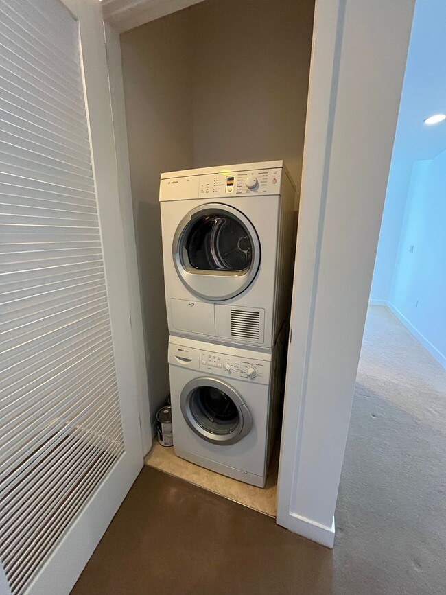 Building Photo - Beautiful top floor 1BD/1BA unit in the Hayes