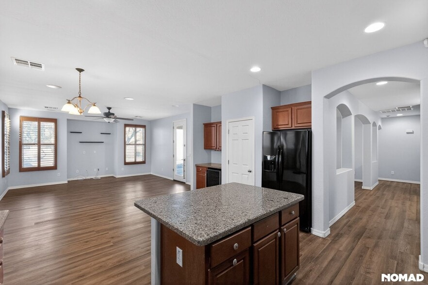 Building Photo - 2140 W Desert Ln