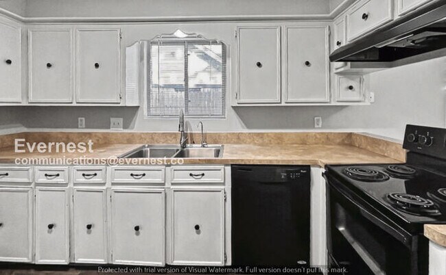 Building Photo - 4 Bed/2.5 Bath Home with Detached Garage / Pet-Friendly / Available  Now!