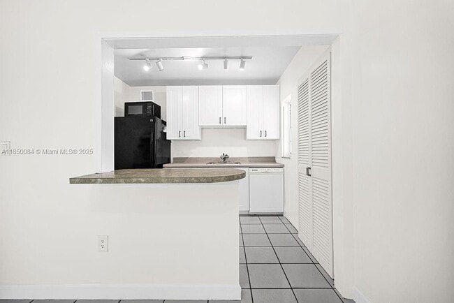 Building Photo - 5960 SW 47th St