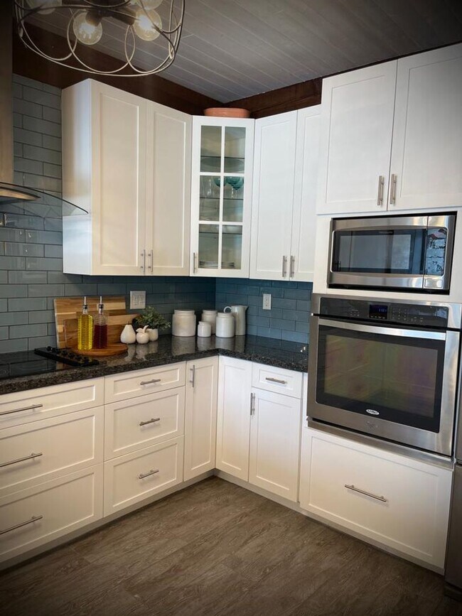 Building Photo - 605 Kensington Pl