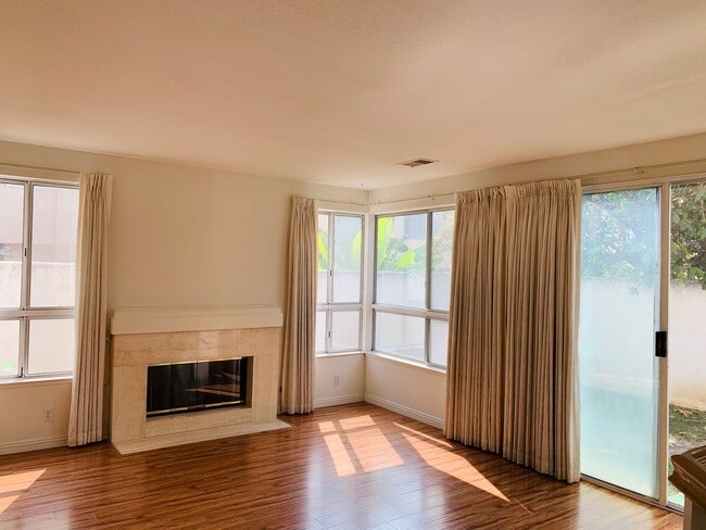 Building Photo - Beautiful 3 Bedrooms, 2.5 Baths Home with 3 Garage in Gated West Covina Community