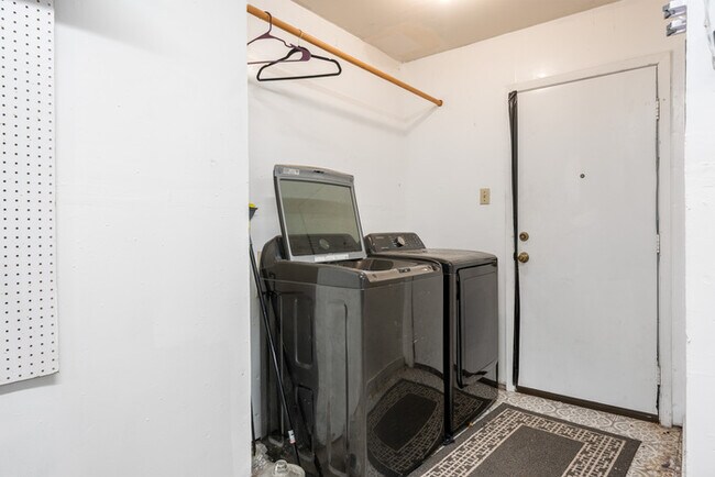 Building Photo - 9005 Curlew Dr
