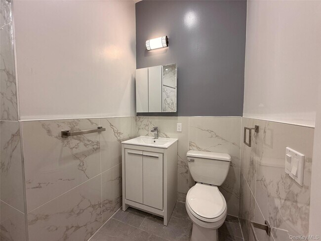 Building Photo - 222 Primrose Ave