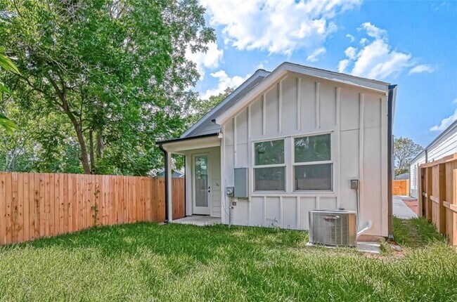 Building Photo - 8405 Schneider St