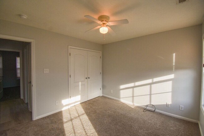 Building Photo - 5 Bedroom 3 Bathroom- Small Pets Okay