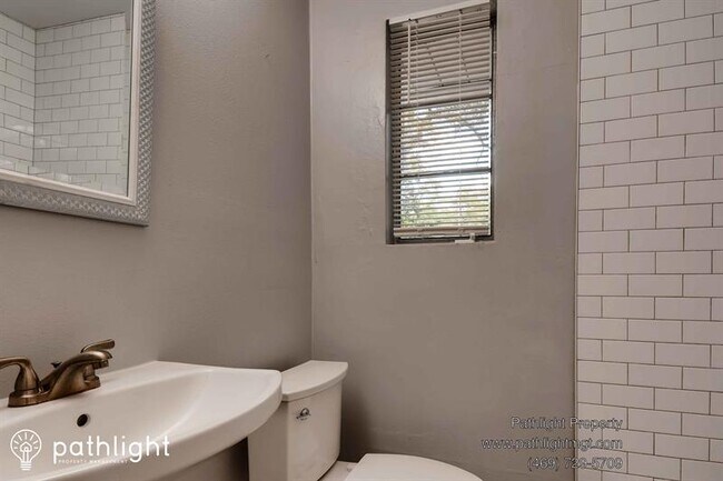 Building Photo - 1020 E Fern St