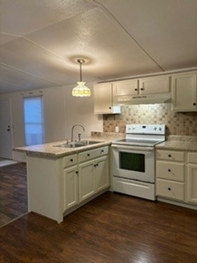 Building Photo - 3 bedroom mobile home