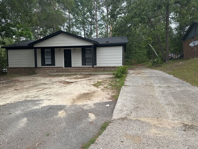 Building Photo - Updated Home Located off Deans Bridge Rd! ...