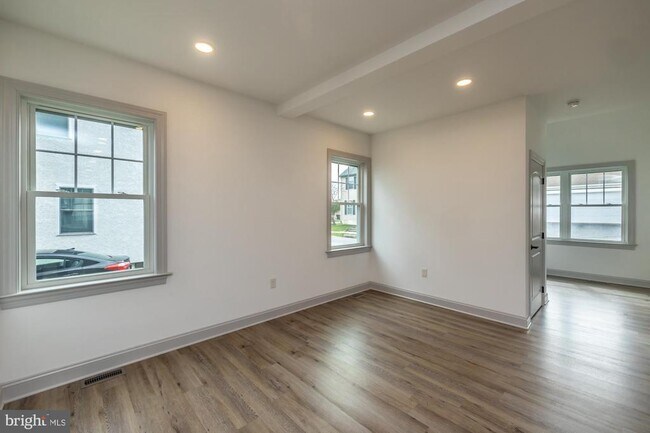 Building Photo - 411 James St