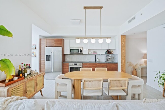 Building Photo - 601 NE 27th St