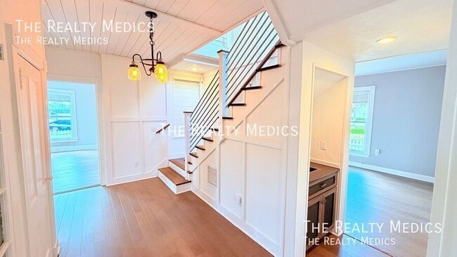 Building Photo - 502 Rio Vista Ave