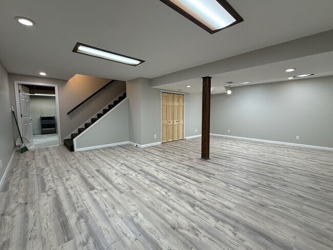 Building Photo - 4 bedroom 2.5 bath near Lake Shawnee