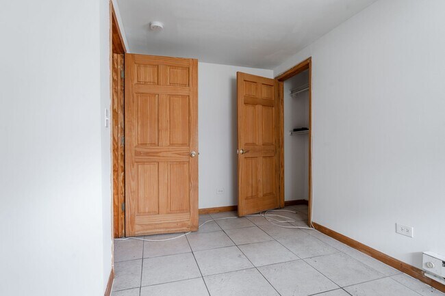 Building Photo - Lincoln Square / Ravenswood - 2 Bed / 1 Ba...