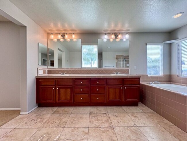 Building Photo - Oversized 5 bedroom Copper Canyon Murrieta...