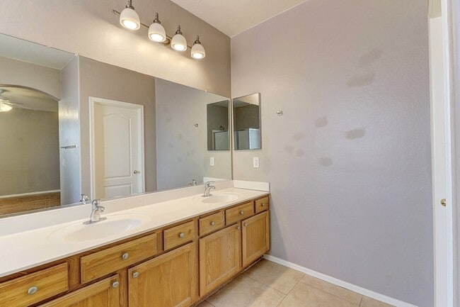 Building Photo - 3050 E Merlot St