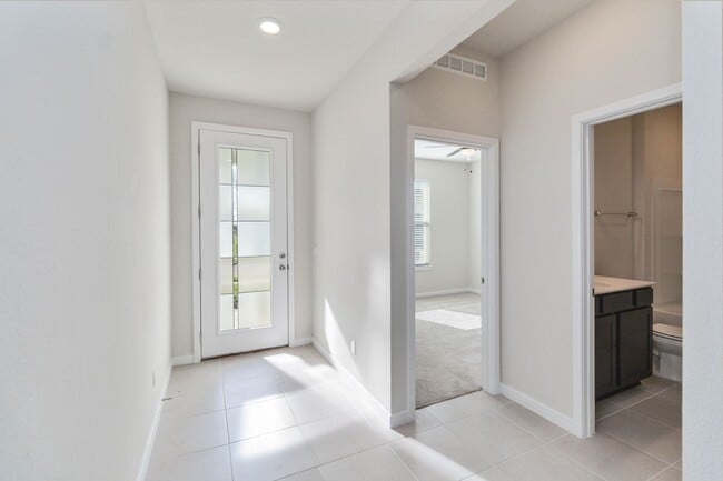 Building Photo - Beautiful 4/2 Energy Efficient Home in St....