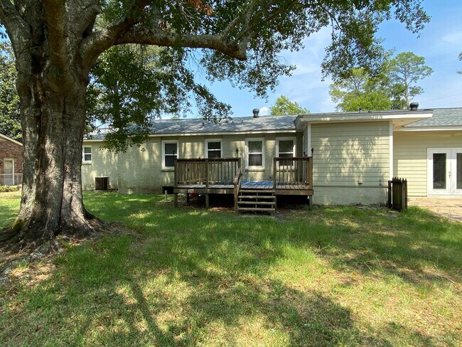 Building Photo - Come Home to Bayou View!!