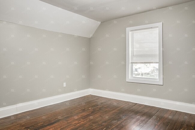 Building Photo - Charming 2 BR 2 BA House in Historic North...