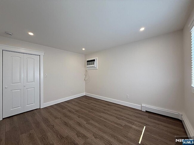 Building Photo - 682 Valley Brook Ave