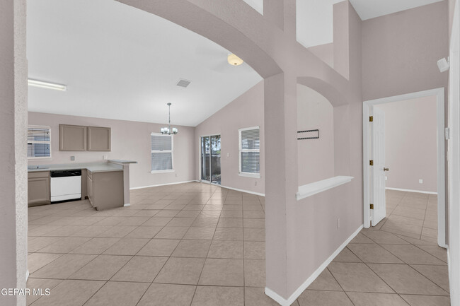 Building Photo - 11868 Oak Crossing Dr